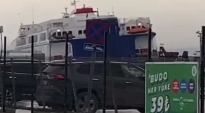 Devasa Feribot Fırtınada Beşik Gibi Sallandı