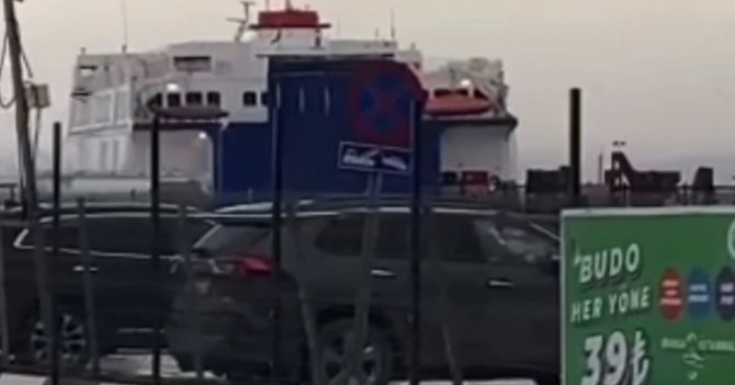 Devasa Feribot Fırtınada Beşik Gibi Sallandı