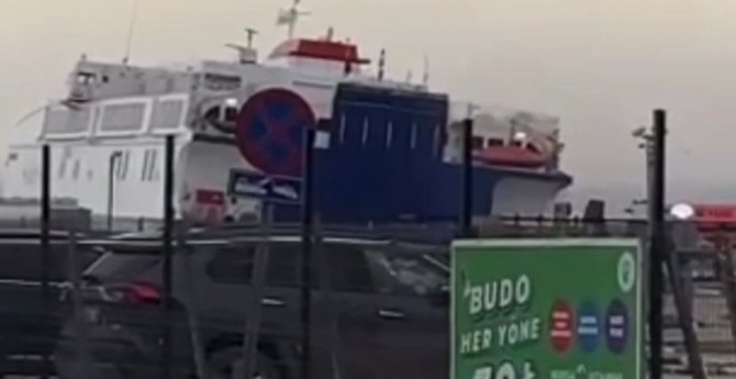 Devasa Feribot Fırtınada Beşik Gibi Sallandı