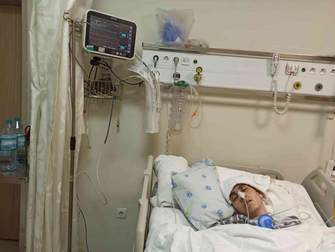 Burun Ameliyatı Olacaktı, 90 Gündür Yoğun Bakımda Hayat Mücadelesi Veriyor