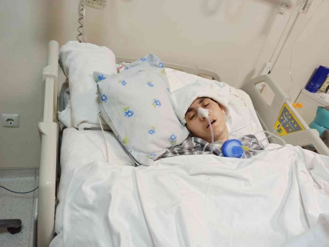 Burun Ameliyatı Olacaktı, 90 Gündür Yoğun Bakımda Hayat Mücadelesi Veriyor