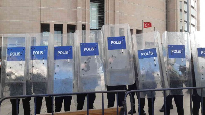 İ̇stanbul Adliyesi Önünde Polise Bıçaklı Saldırı