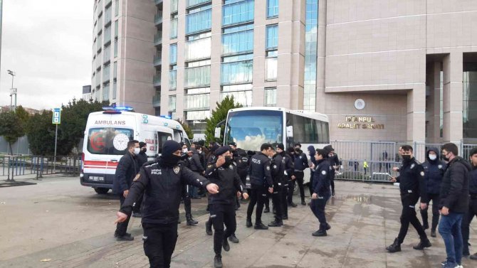 İ̇stanbul Adliyesi Önünde Polise Bıçaklı Saldırı