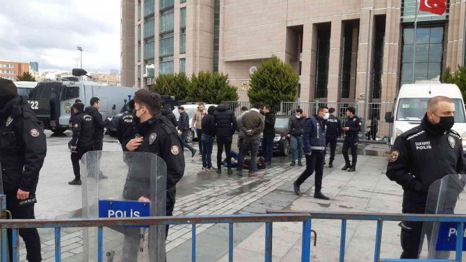 İ̇stanbul Adliyesi Önünde Polise Bıçaklı Saldırı
