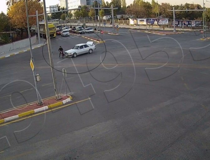 Motosiklet Sürücüsü Ve Yayanın Ölümden Döndüğü Kaza Anları Kamerada