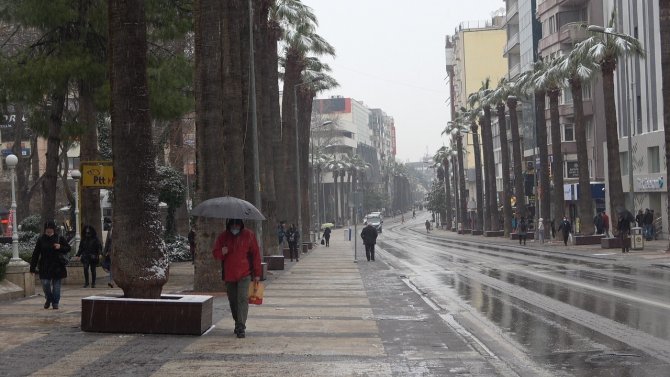 Lapa Lapa Yağan Kar Denizlileri Sevindirdi