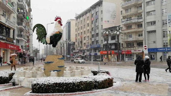 Lapa Lapa Yağan Kar Denizlileri Sevindirdi