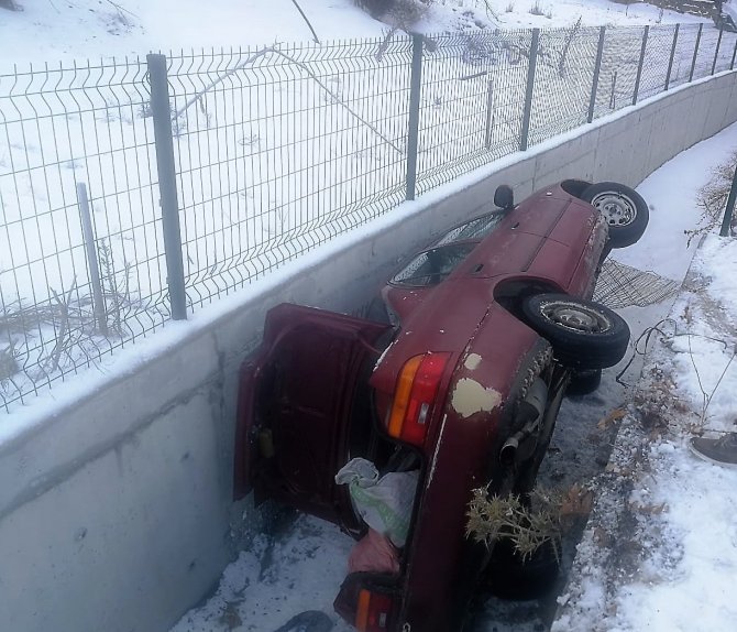 Kanala Düşen Otomobilden Burnu Kanamadan Kurtuldu