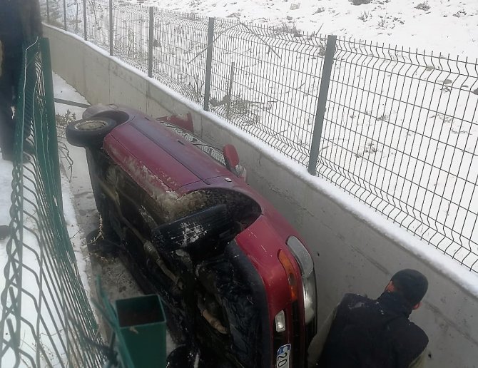 Kanala Düşen Otomobilden Burnu Kanamadan Kurtuldu