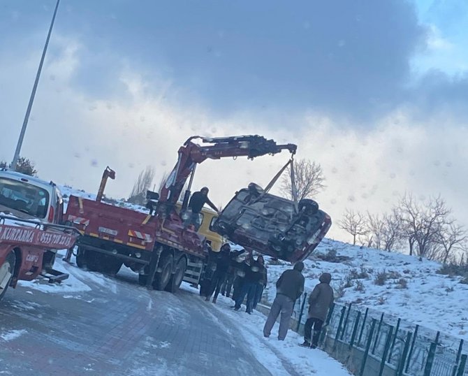Kanala Düşen Otomobilden Burnu Kanamadan Kurtuldu
