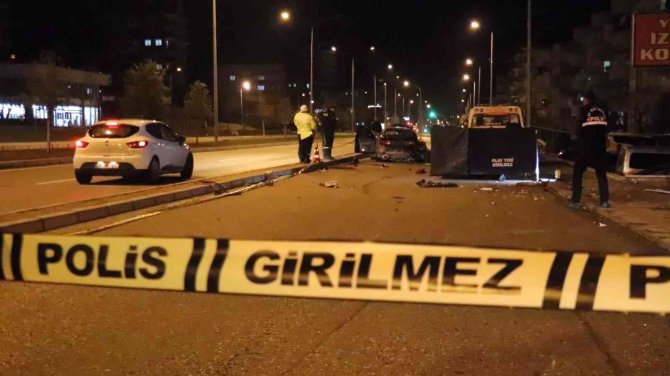 Otomobil Park Halindeki Çekiciye Çarptı; 1ölü, 1 Yaralı