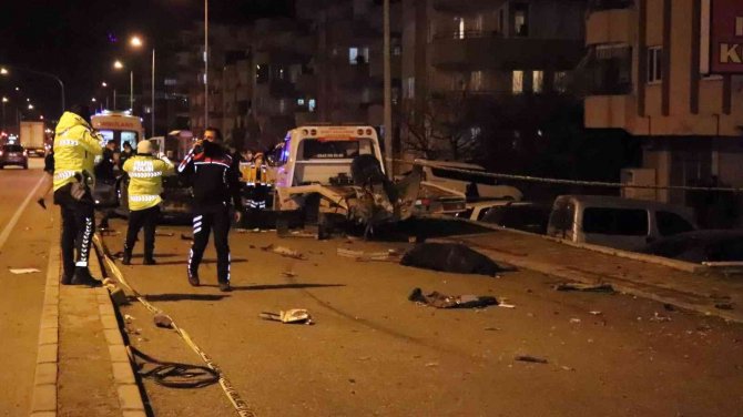 Otomobil Park Halindeki Çekiciye Çarptı; 1ölü, 1 Yaralı
