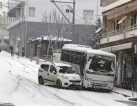Öğrenci Servisi Önüne Kattığı Hafif Ticari Aracı Sürükleyip Götürdü