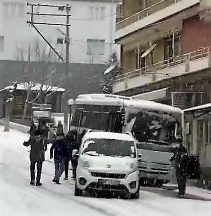 Öğrenci Servisi Önüne Kattığı Hafif Ticari Aracı Sürükleyip Götürdü