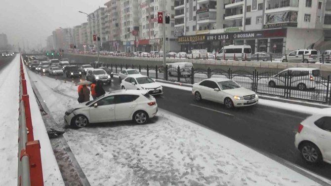 Diyarbakır’da Kar Yağışı Trafik Kazalarına Neden Oldu