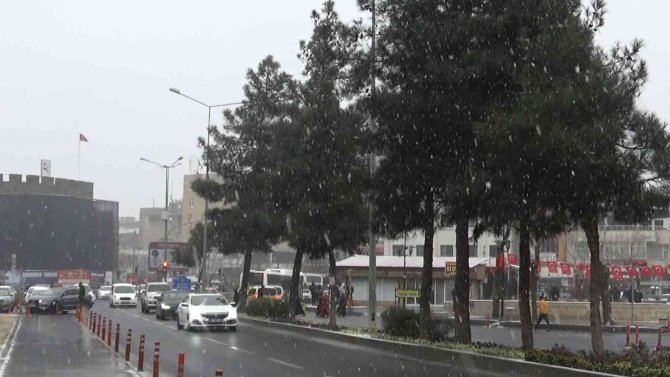 Diyarbakır’da Yılın İlk Kar Yağışı Başladı