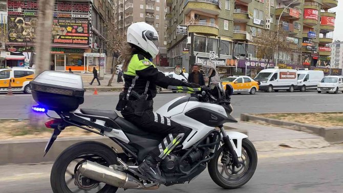 Diyarbakır’ın ’İlk Ve Tek Kadın Şahin Polisi’ Görevinin Başında