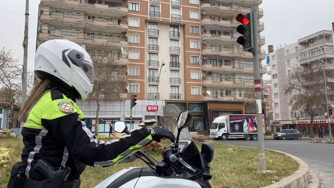Diyarbakır’ın ’İlk Ve Tek Kadın Şahin Polisi’ Görevinin Başında