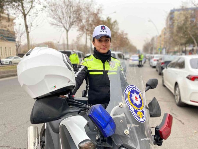 Diyarbakır’ın ’İlk Ve Tek Kadın Şahin Polisi’ Görevinin Başında