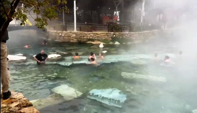 Kar Altında Antik Yüzme Keyfi
