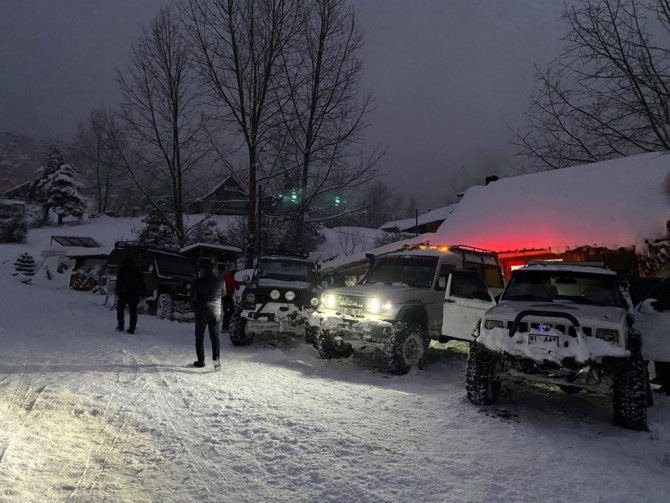 Off-road Tutkunları 1 Metre Karda Safari Yaptı