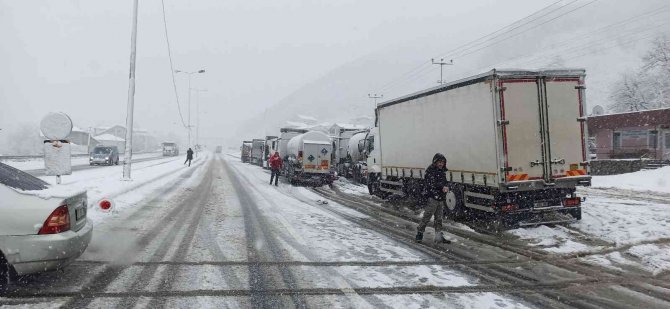 Bolu Dağı Düzce Kesimi Ağır Tonajlı Araçlara Kapatıldı