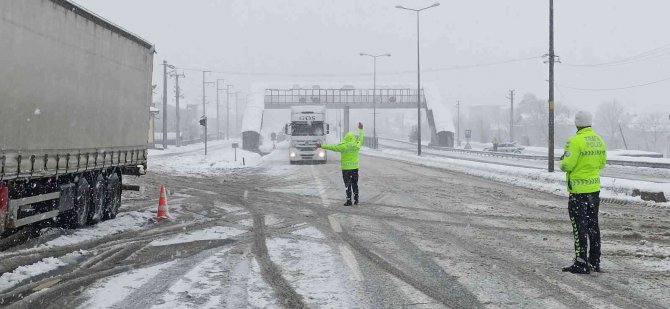 Bolu Dağı Düzce Kesimi Ağır Tonajlı Araçlara Kapatıldı