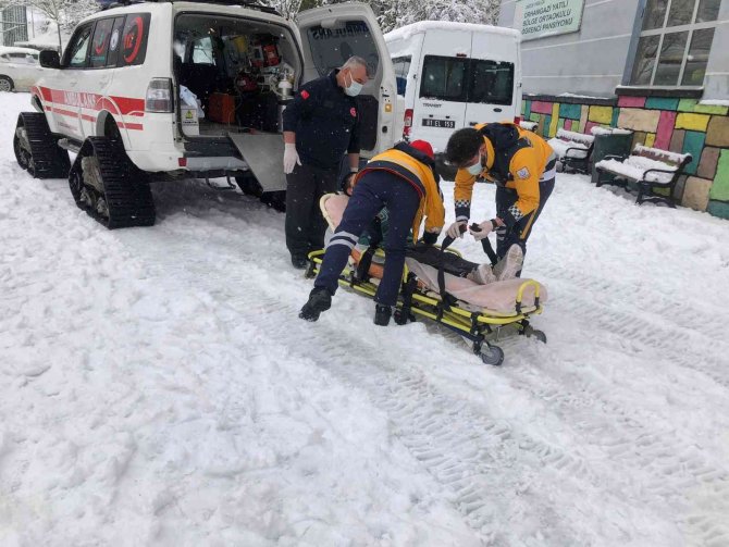 Sağlık Ekipleri Karla Kaplı Yolda Zamanla Yarıştı