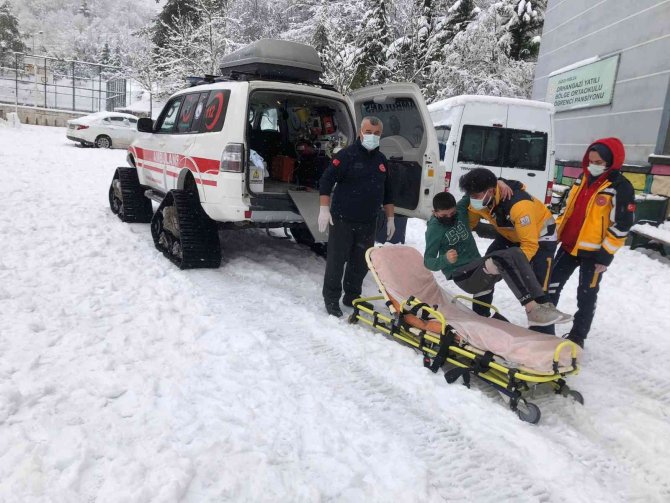 Sağlık Ekipleri Karla Kaplı Yolda Zamanla Yarıştı