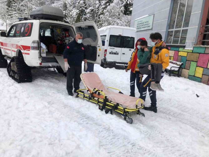 Sağlık Ekipleri Karla Kaplı Yolda Zamanla Yarıştı