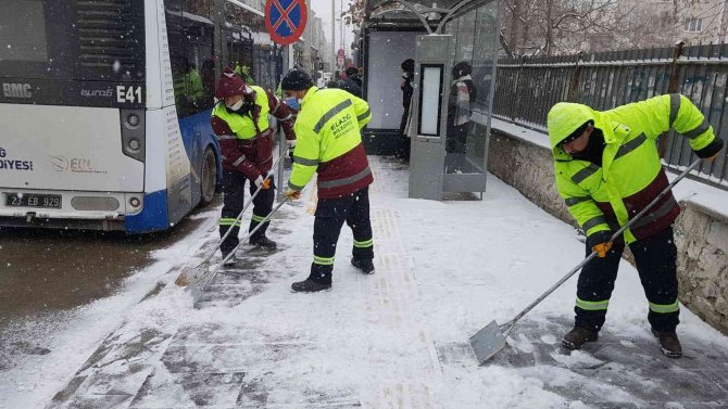 Kar Yağışıyla Birlikte Belediye Ekipleri Çalışmalarına Başladı