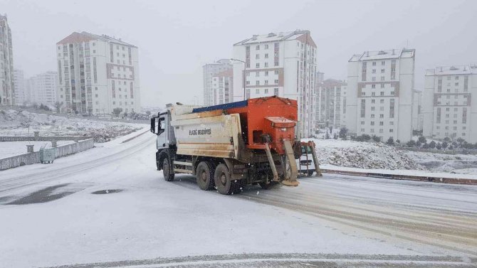 Kar Yağışıyla Birlikte Belediye Ekipleri Çalışmalarına Başladı