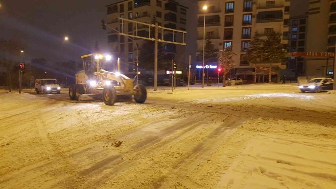 Elazığ’da Belediye Ekipleri Gece De Karla Mücadelesini Sürdürüyor