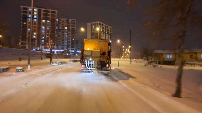 Elazığ’da Belediye Ekipleri Gece De Karla Mücadelesini Sürdürüyor