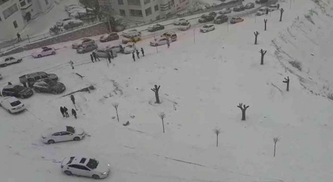 Elazığ’da Kar Yağışı Etkili Oldu, Rampada Kayan Araçlar Birbirine Çarptı