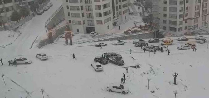 Elazığ’da Kar Yağışı Etkili Oldu, Rampada Kayan Araçlar Birbirine Çarptı