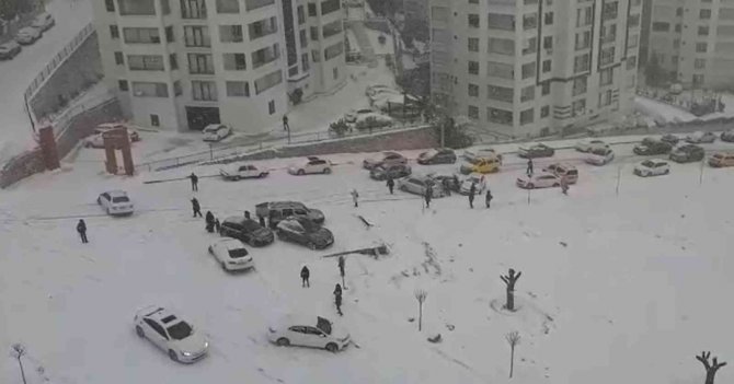 Elazığ’da Kar Yağışı Etkili Oldu, Rampada Kayan Araçlar Birbirine Çarptı