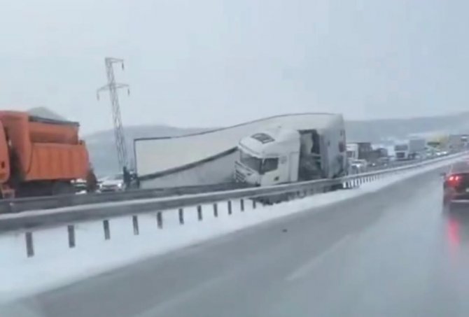 Kar Yağışı Trafik Kazalarını Beraberinde Getirdi