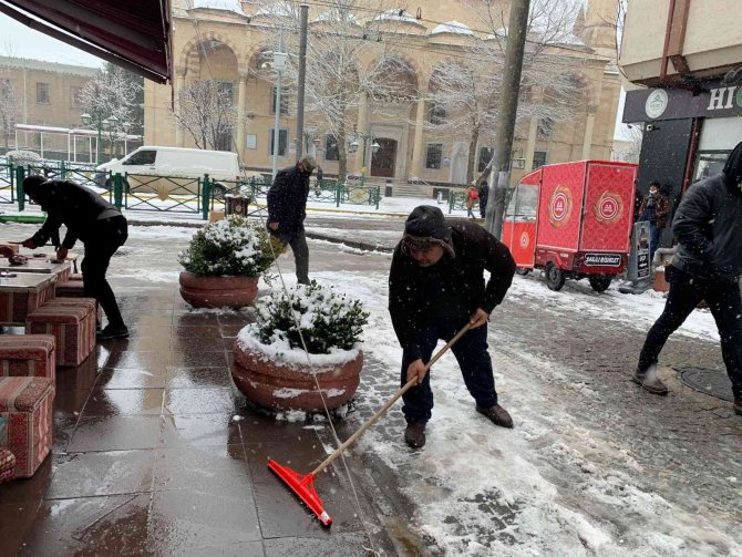 Eskişehir Esnafının Kar Mesaisi