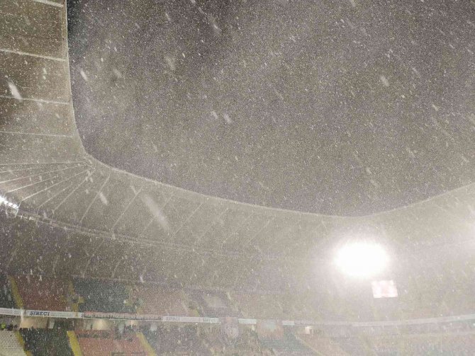Gaziantep Fk-yeni Malatyaspor Maçının İkinci Yarısı Ertelendi
