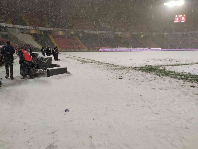 Gaziantep Fk-yeni Malatyaspor Maçının İkinci Yarısı Ertelendi