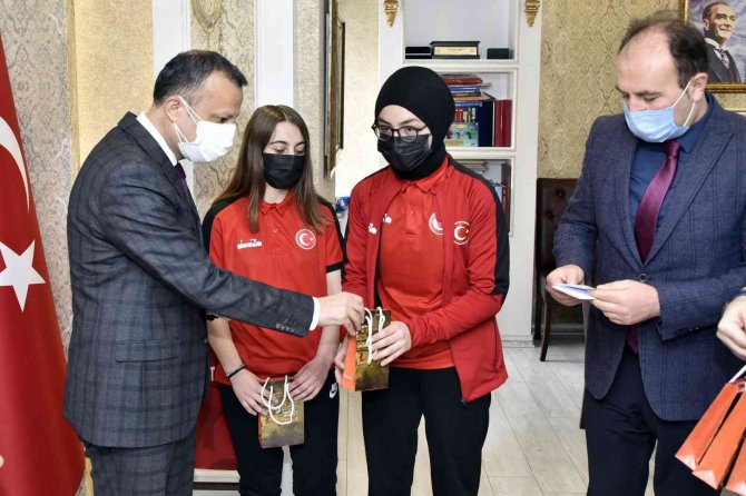 Vali Taşbilek Başarılı Sporcuları Ödüllendirdi