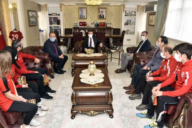 Vali Taşbilek Başarılı Sporcuları Ödüllendirdi