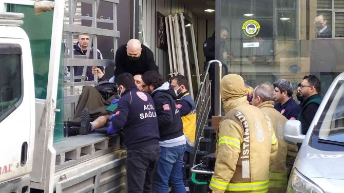 Kamyonetteki Camlar Üzerlerine Devrildi: 2 İşçi Yaralandı