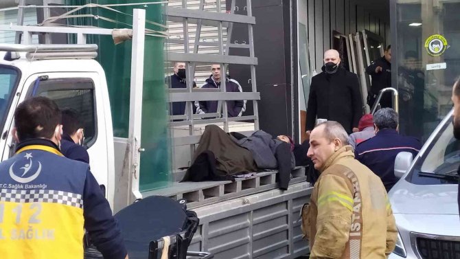 Kamyonetteki Camlar Üzerlerine Devrildi: 2 İşçi Yaralandı