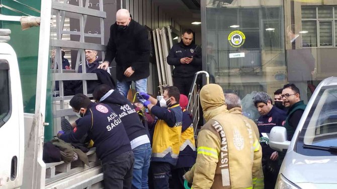 Kamyonetteki Camlar Üzerlerine Devrildi: 2 İşçi Yaralandı