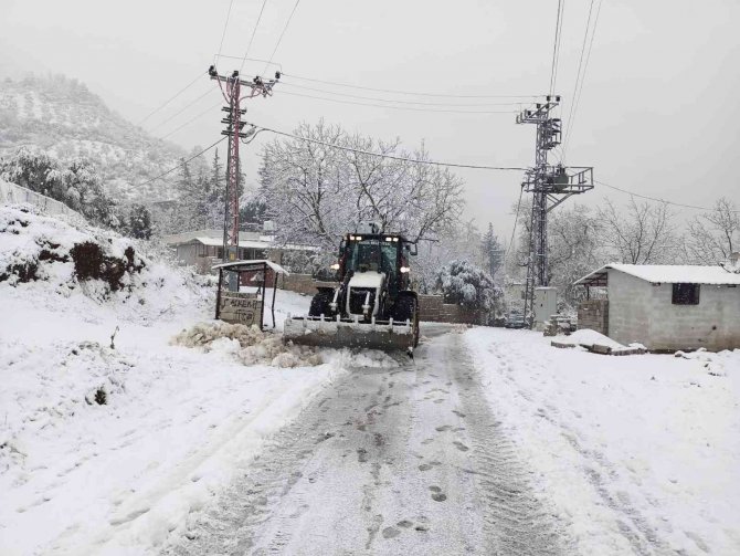 Hatay’da Kar Yağışı Nedeniyle Ahır Çöktü, 10 Hayvan Telef Oldu
