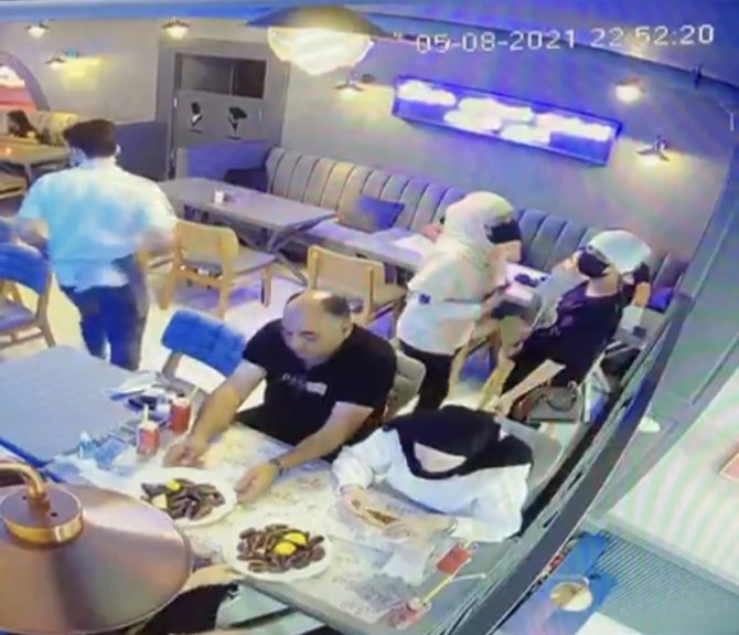 Taksim’de Turistlerin Çantasını Çalan Kadın Hırsızlar Kamerada: 126 Suç Kayıtlı Suç Makineleri Yakalandı