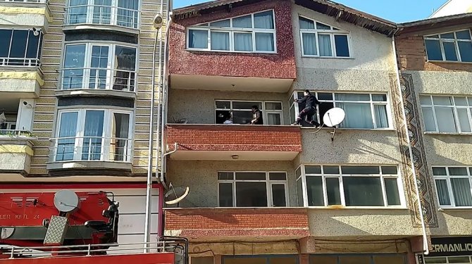 Tekirdağ’da Korku Dolu Anlar Kamerada: Atlamaya Çalışan Genci Kurtarmak İçin Balkondan Balkona Atladı