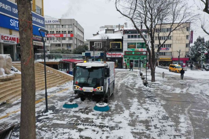 Isparta’da Karla Mücadelede 70 İş Makinesi Ve 260 Personel Görev Aldı
